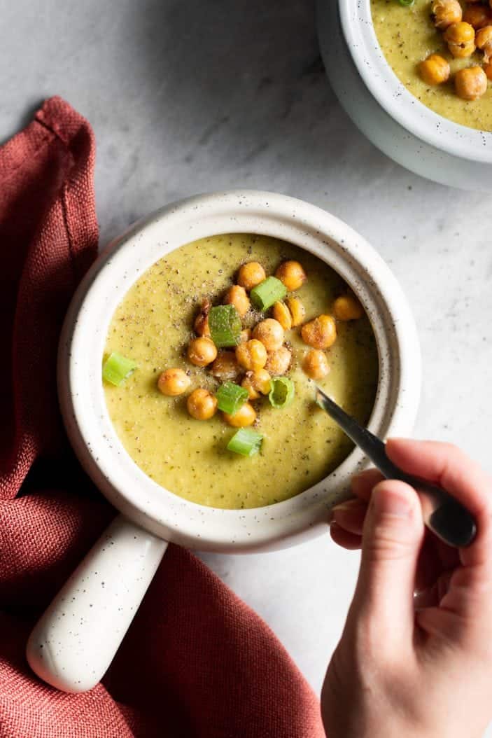 Vegan cheesy broccoli soup