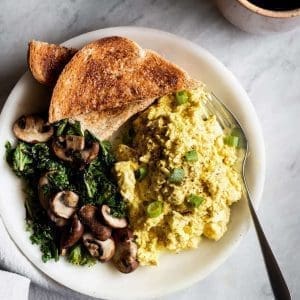 tofu scramble with vegetables and toast