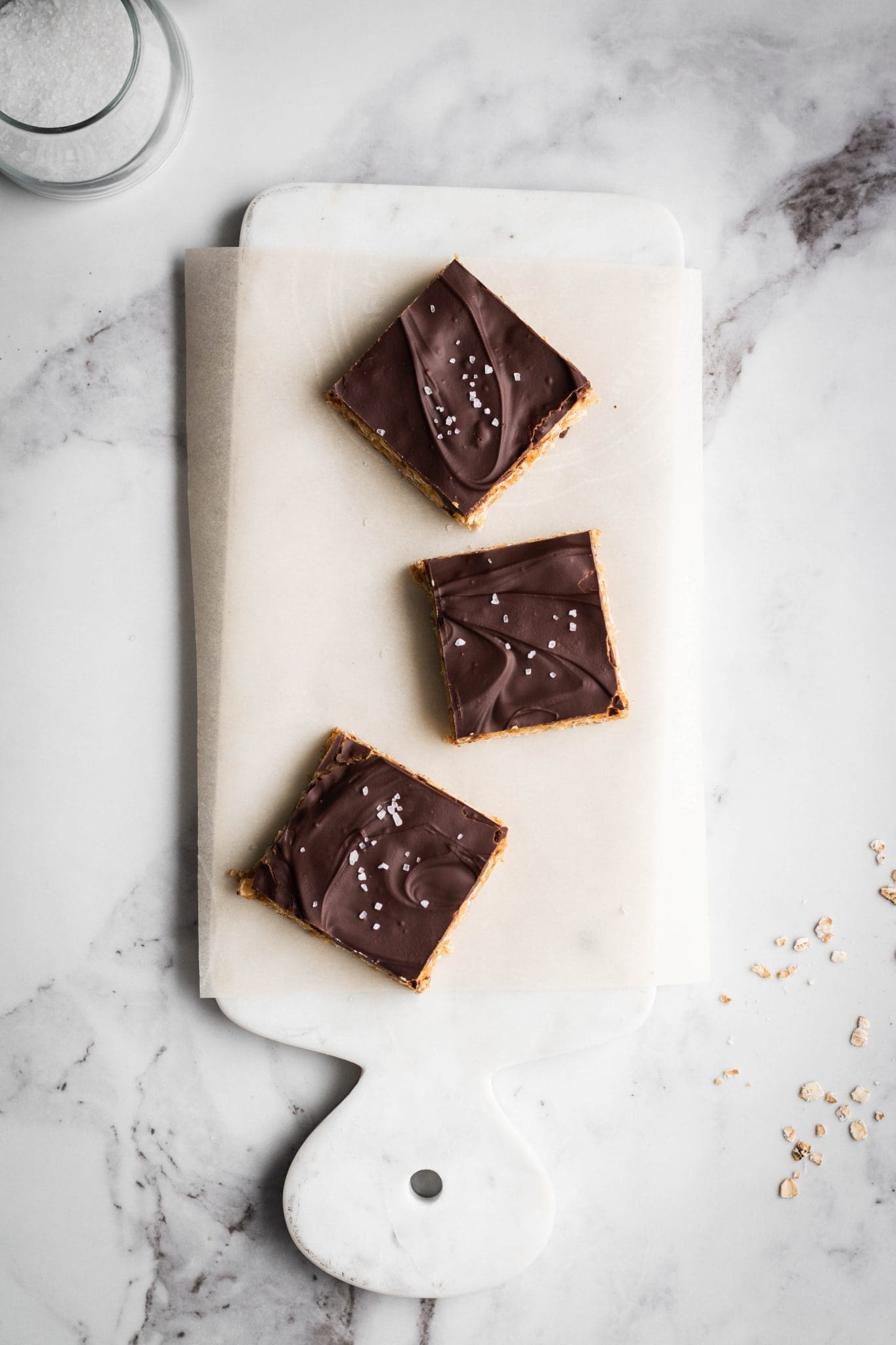 easy no-bake oat bars with chocolate